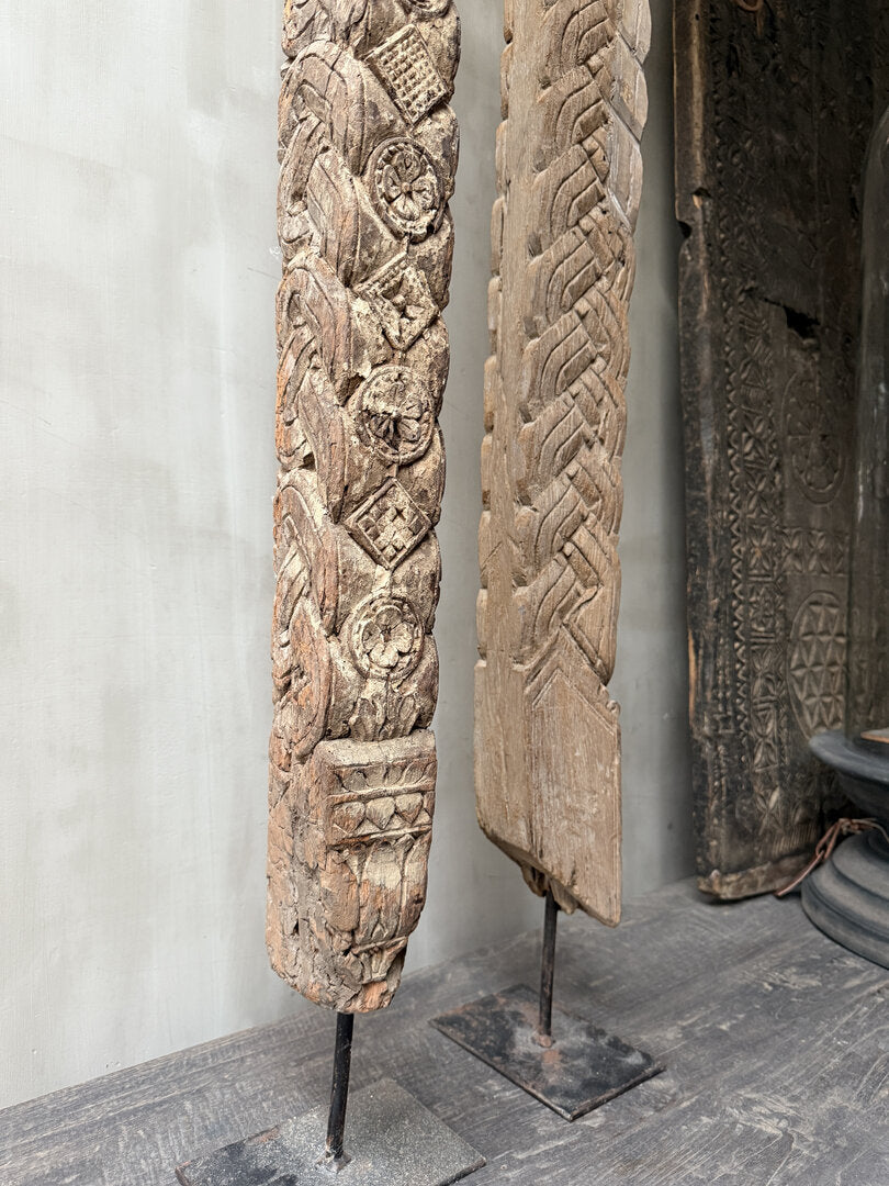 Houten ornament op voet (rechter op foto, lichte)