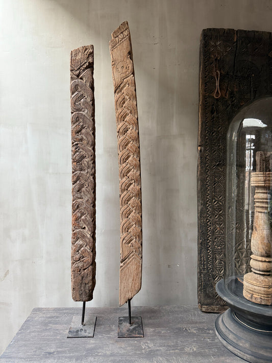 Houten ornament op voet (rechter op foto, lichte)