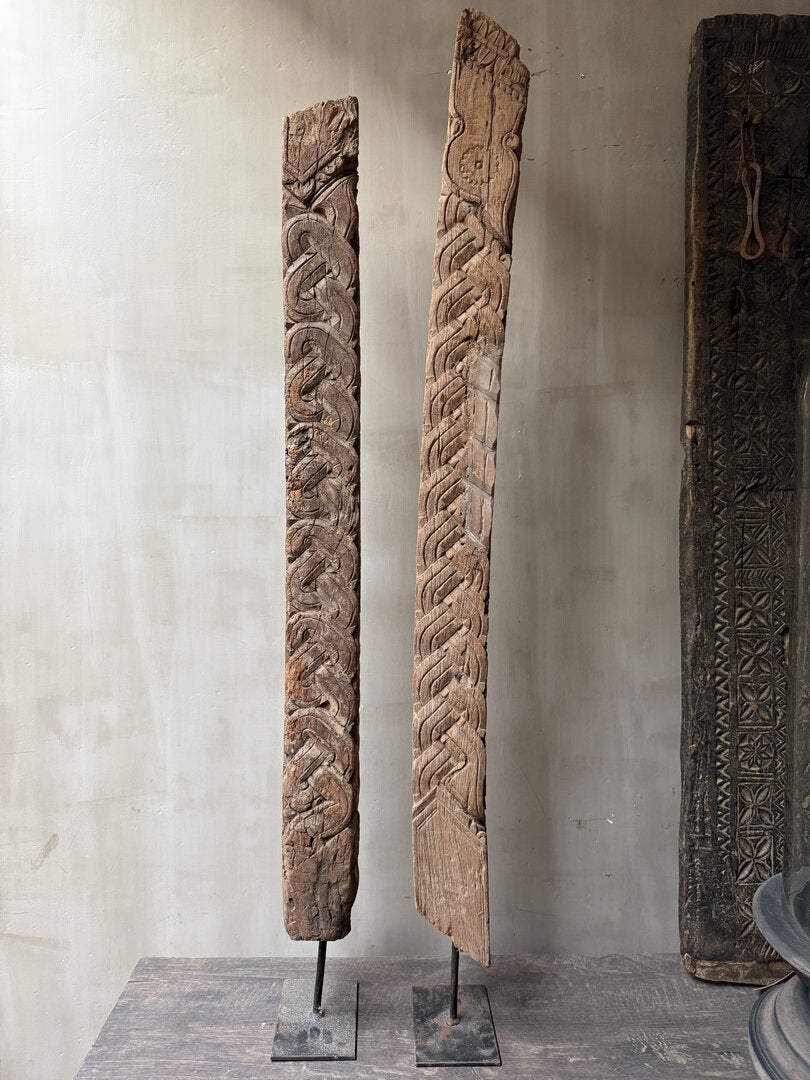 Houten ornament op voet (rechter op foto, lichte)