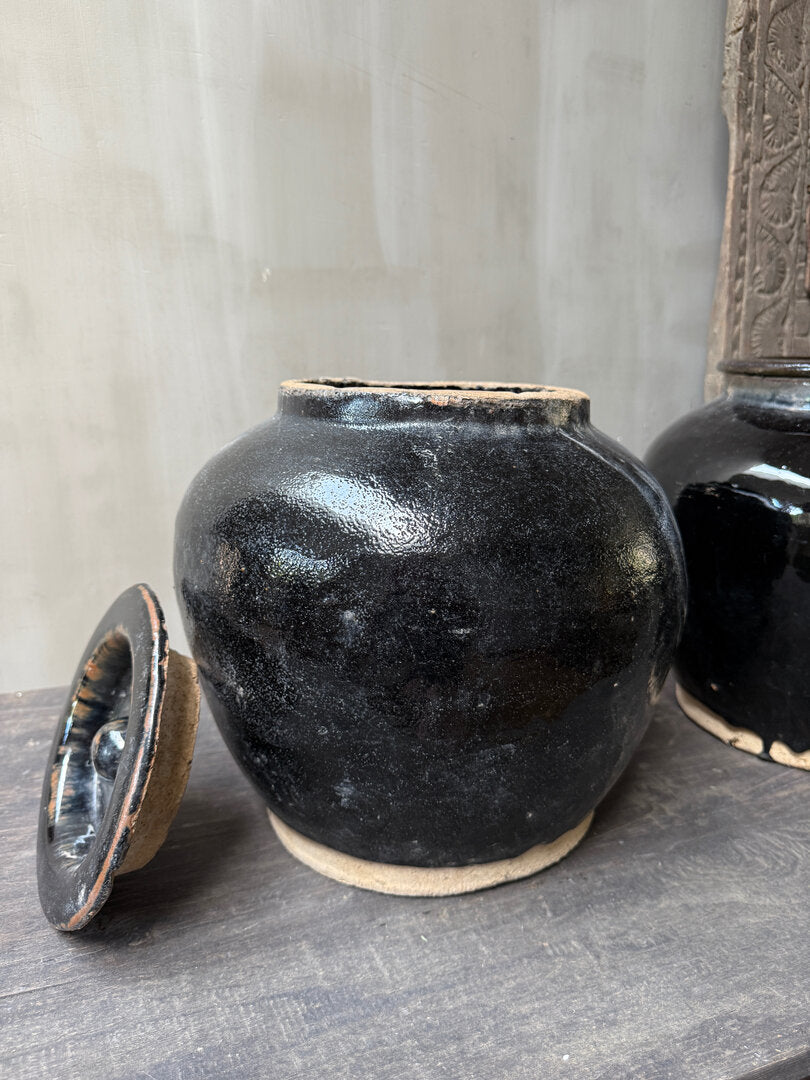 Antieke zwarte glazuur pot / kruik - My Sober Home