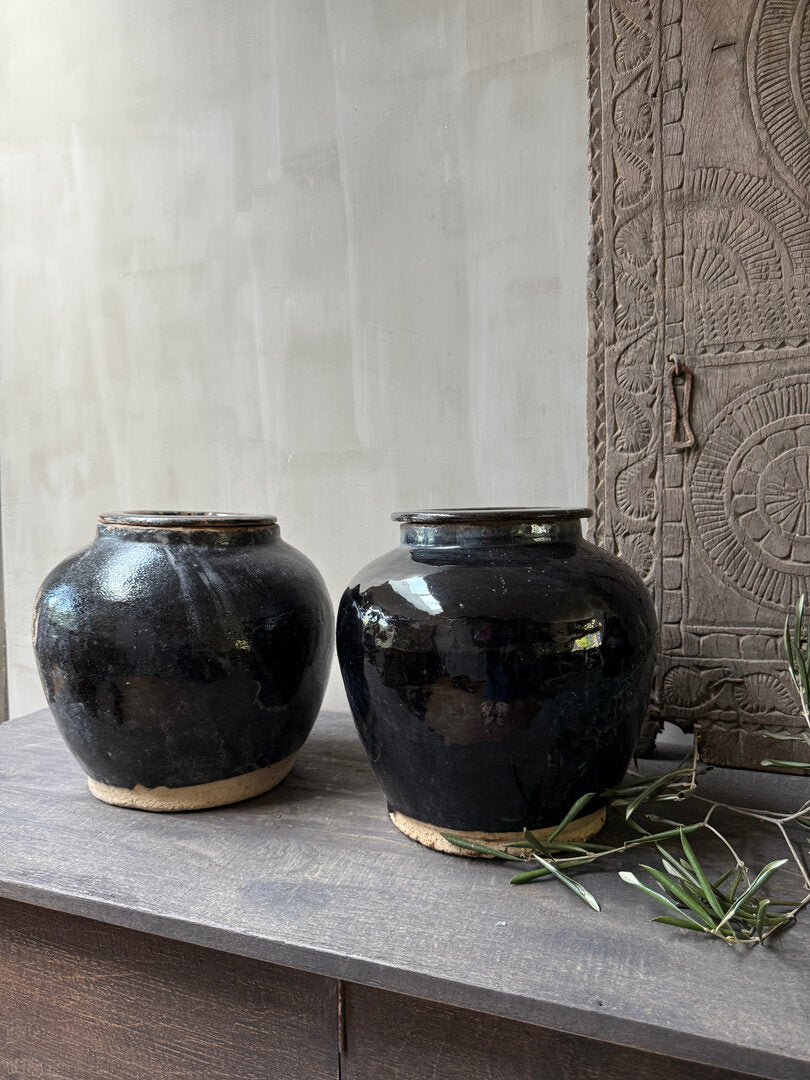 Antieke zwarte glazuur pot / kruik - My Sober Home