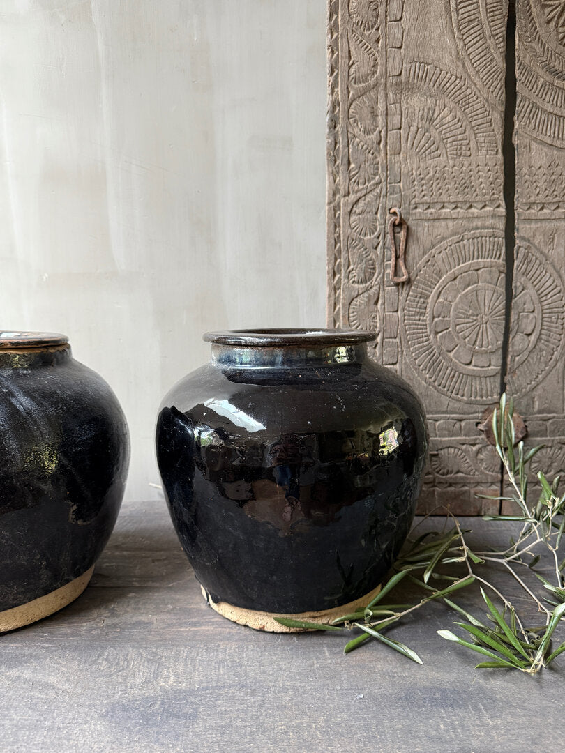 Antieke zwarte glazuur pot / kruik - My Sober Home