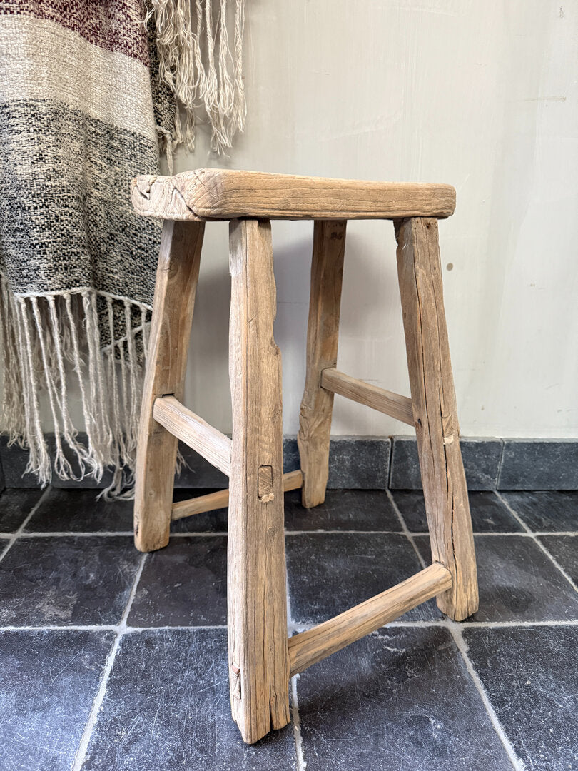 Oude houten krukje, chinese stoel - My Sober Home