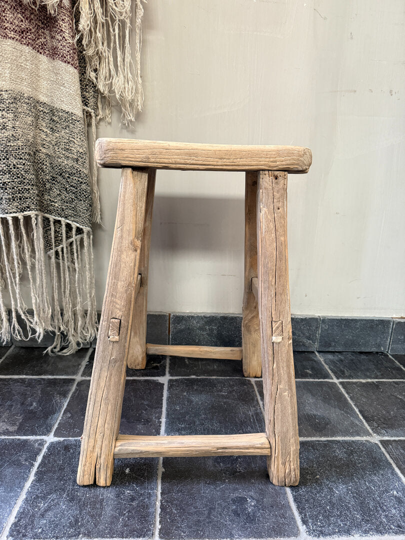 Oude houten krukje, chinese stoel - My Sober Home