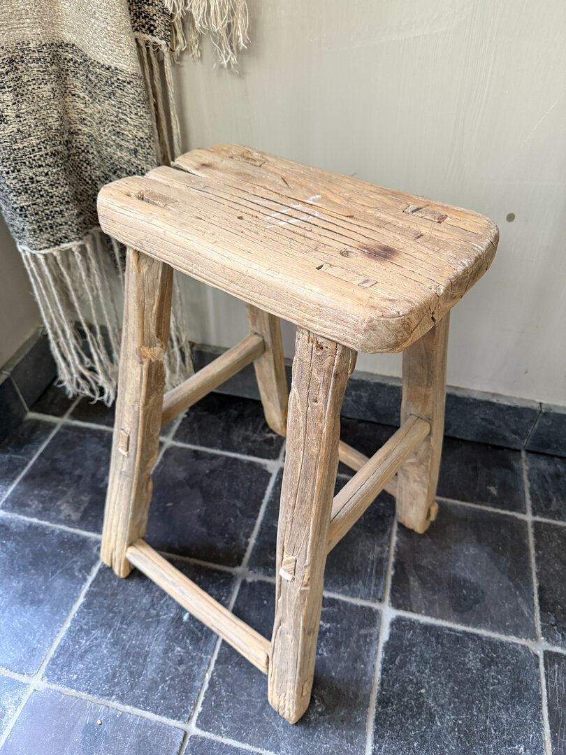 Oude houten krukje, chinese stoel - My Sober Home