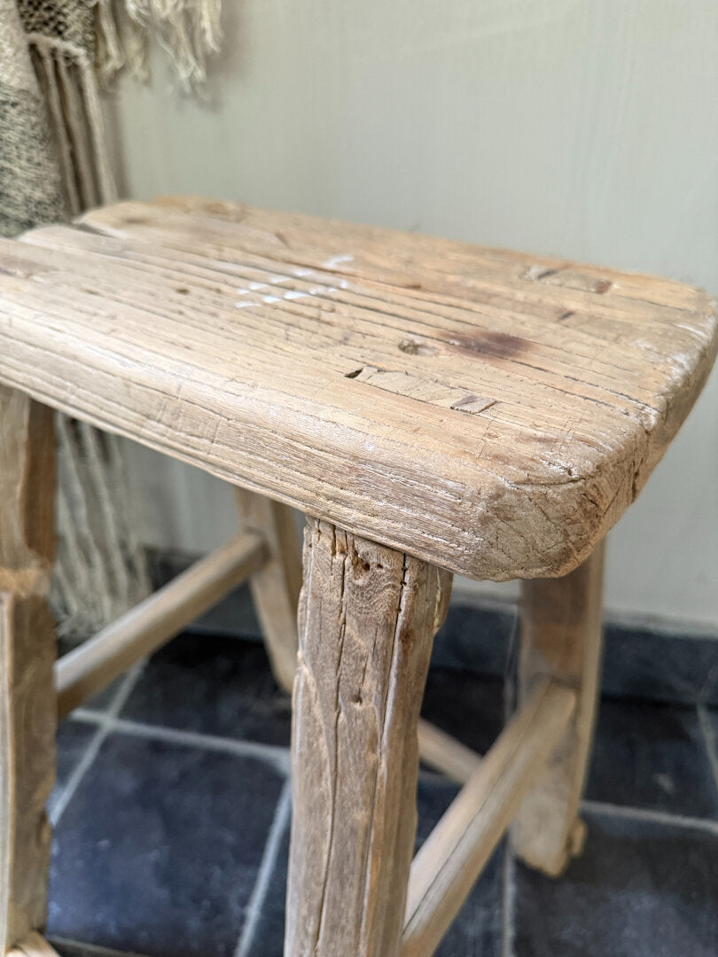 Oude houten krukje, chinese stoel - My Sober Home