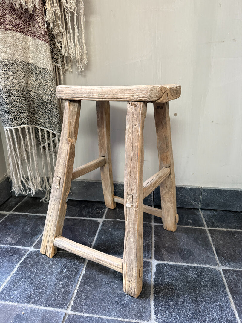 Oude houten krukje, chinese stoel - My Sober Home