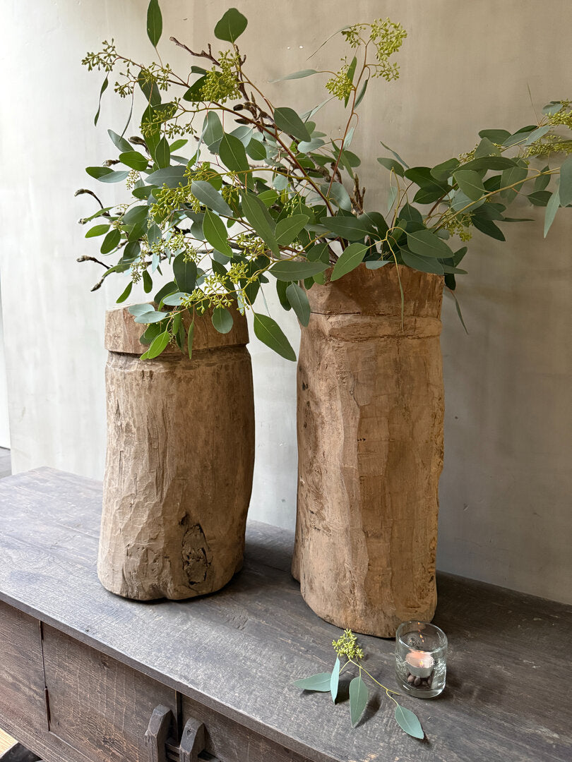 Antieke vijzel (linker op de foto)