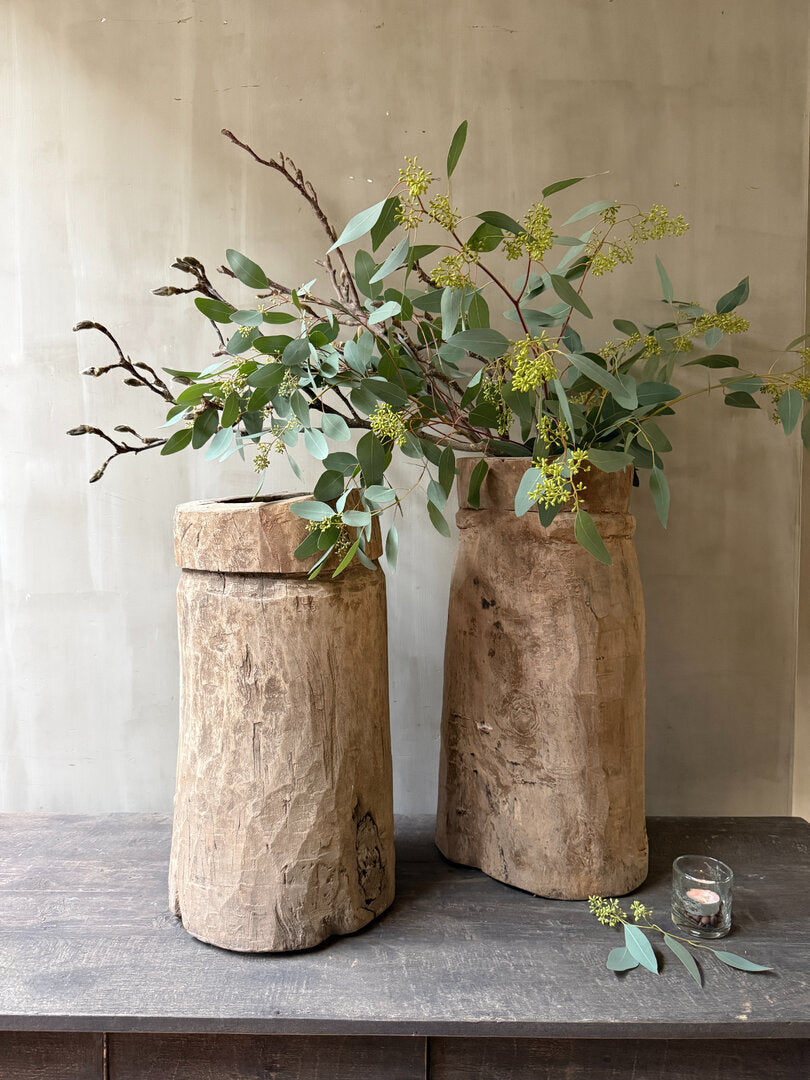 Antieke vijzel (linker op de foto)