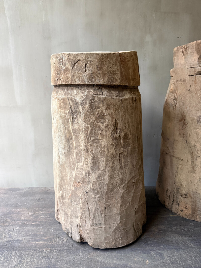 Antieke vijzel (linker op de foto)