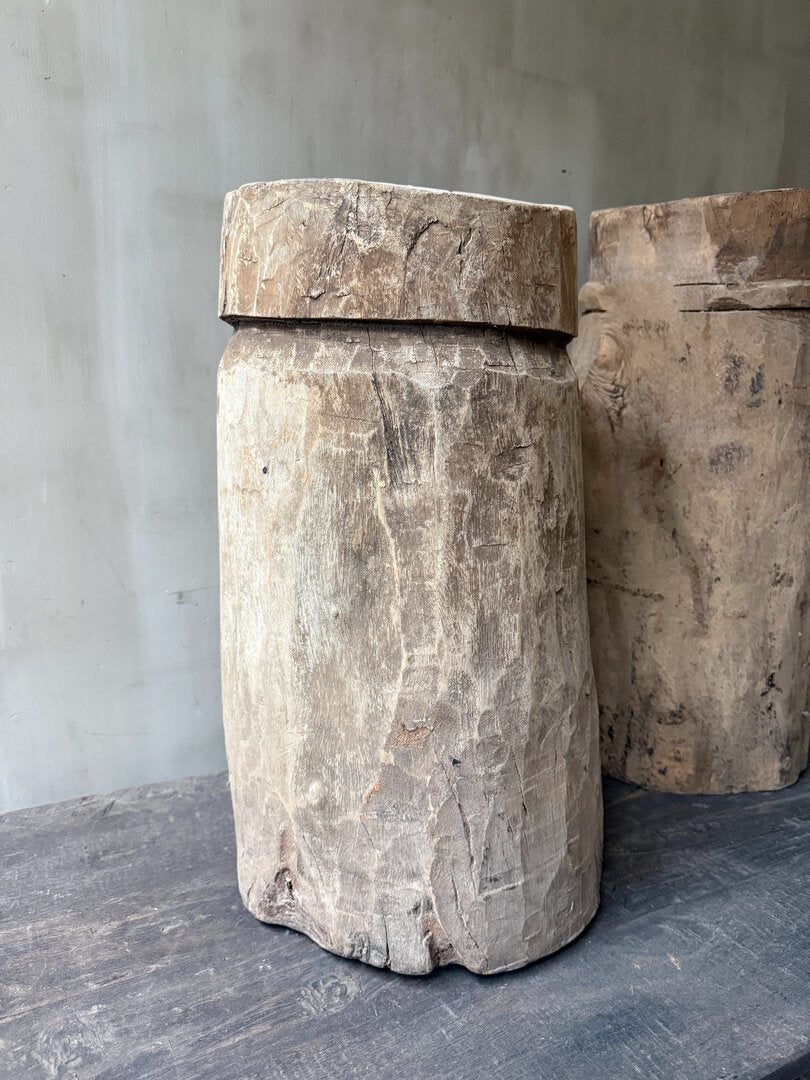 Antieke vijzel (linker op de foto)