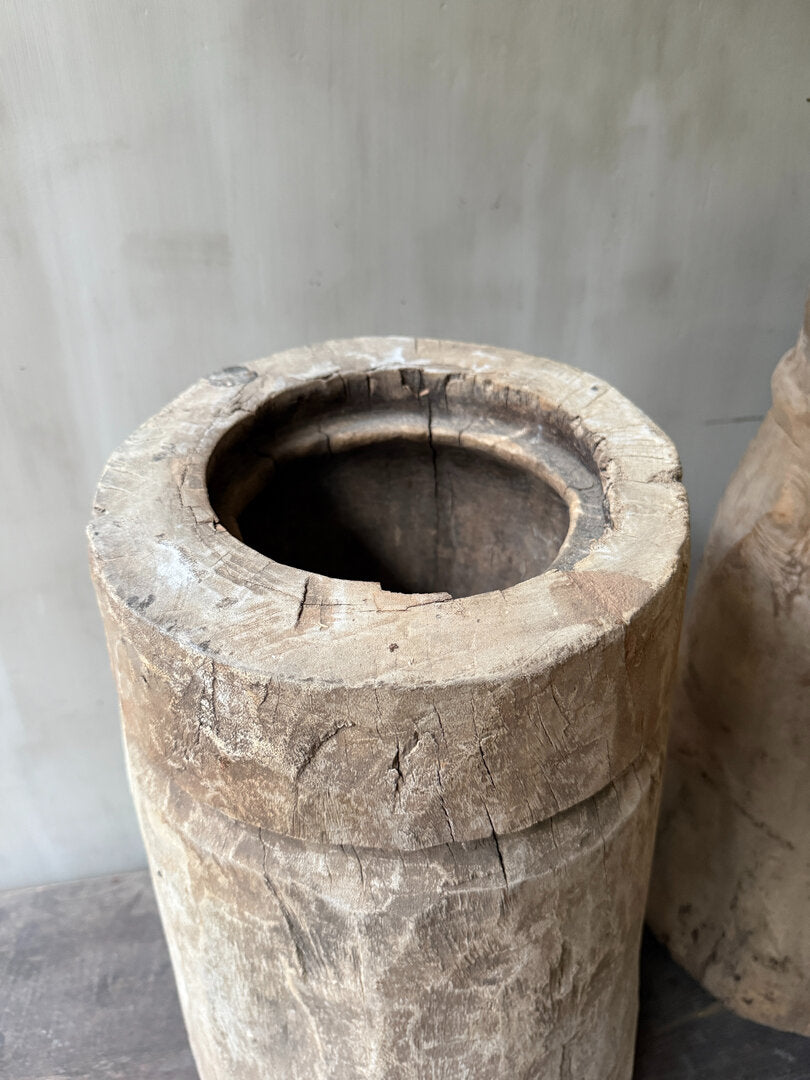 Antieke vijzel (linker op de foto)