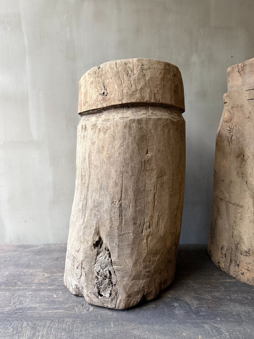 Antieke vijzel (linker op de foto)