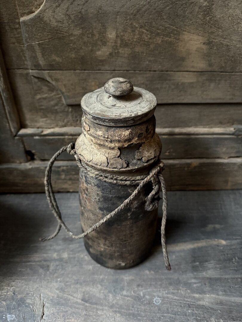 Oud Nepalees kruikje met deksel 2