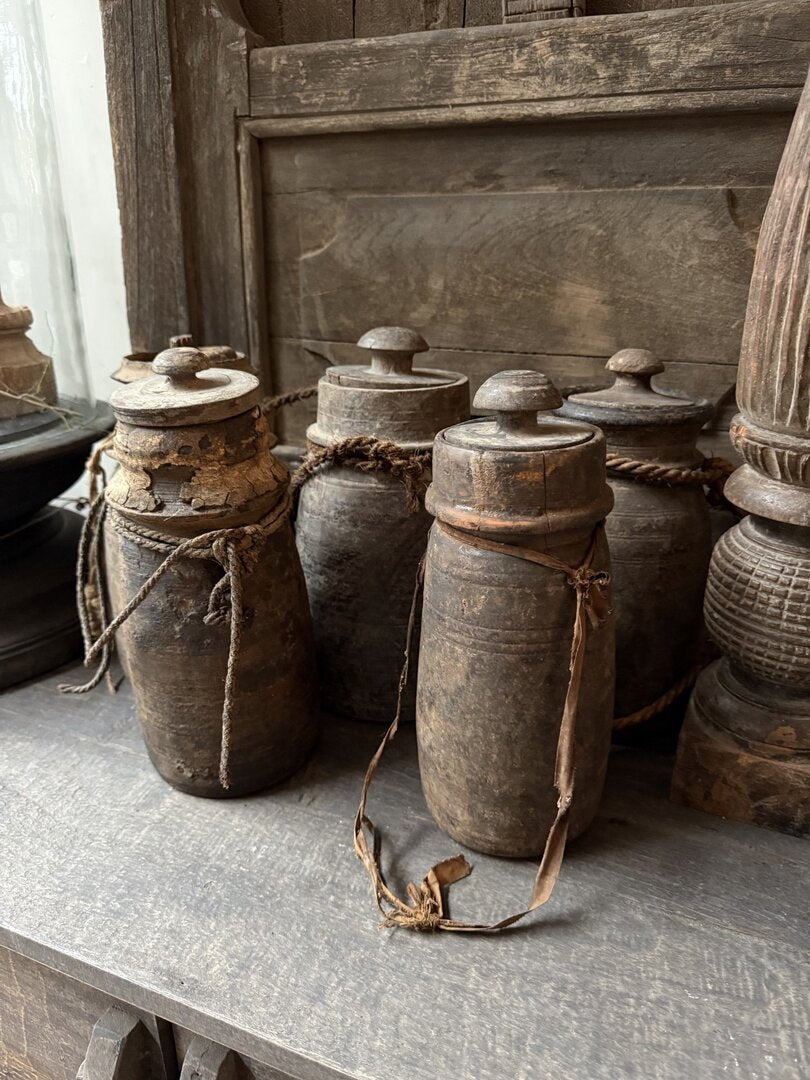 Oud Nepalees kruikje met deksel 2