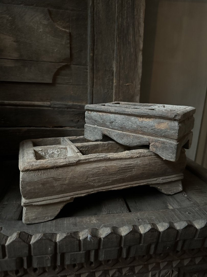 Oud houten bakje met vakjes s - My Sober Home