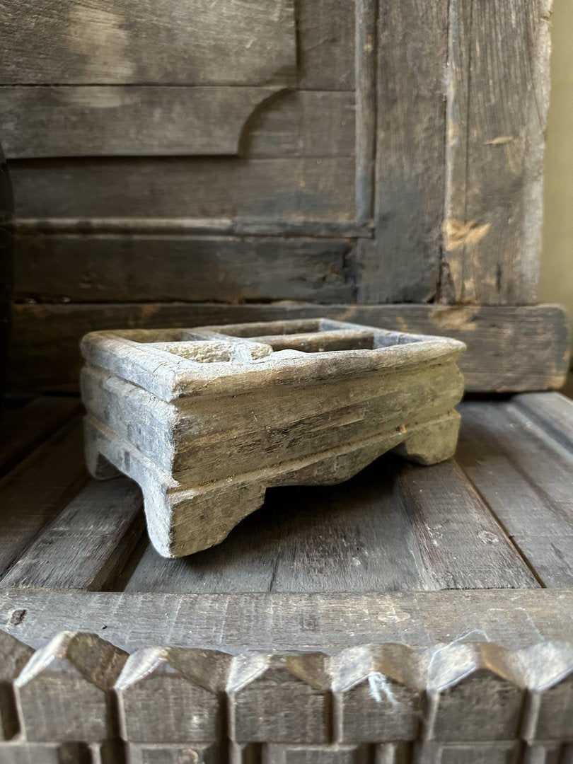 Oud houten bakje met vakjes s - My Sober Home