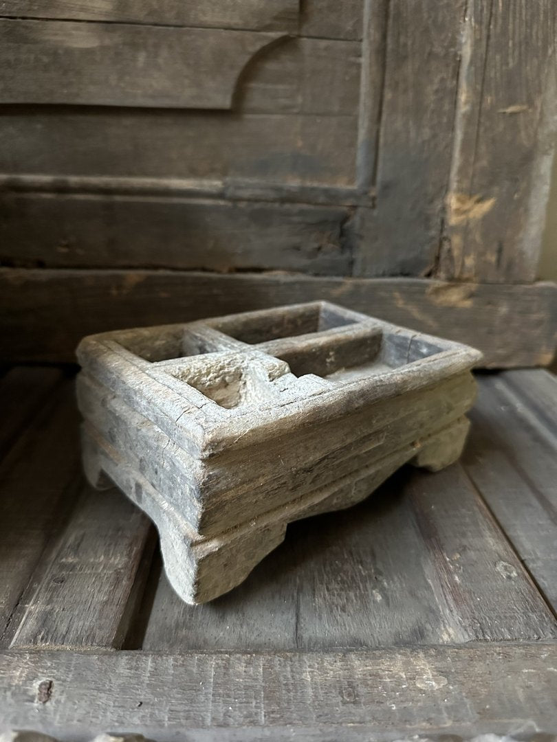 Oud houten bakje met vakjes s - My Sober Home