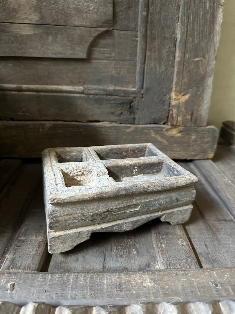 Oud houten bakje met vakjes s - My Sober Home