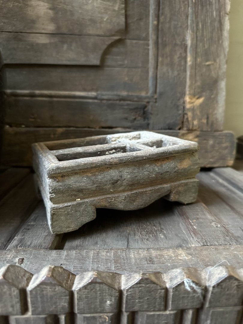 Oud houten bakje met vakjes s - My Sober Home