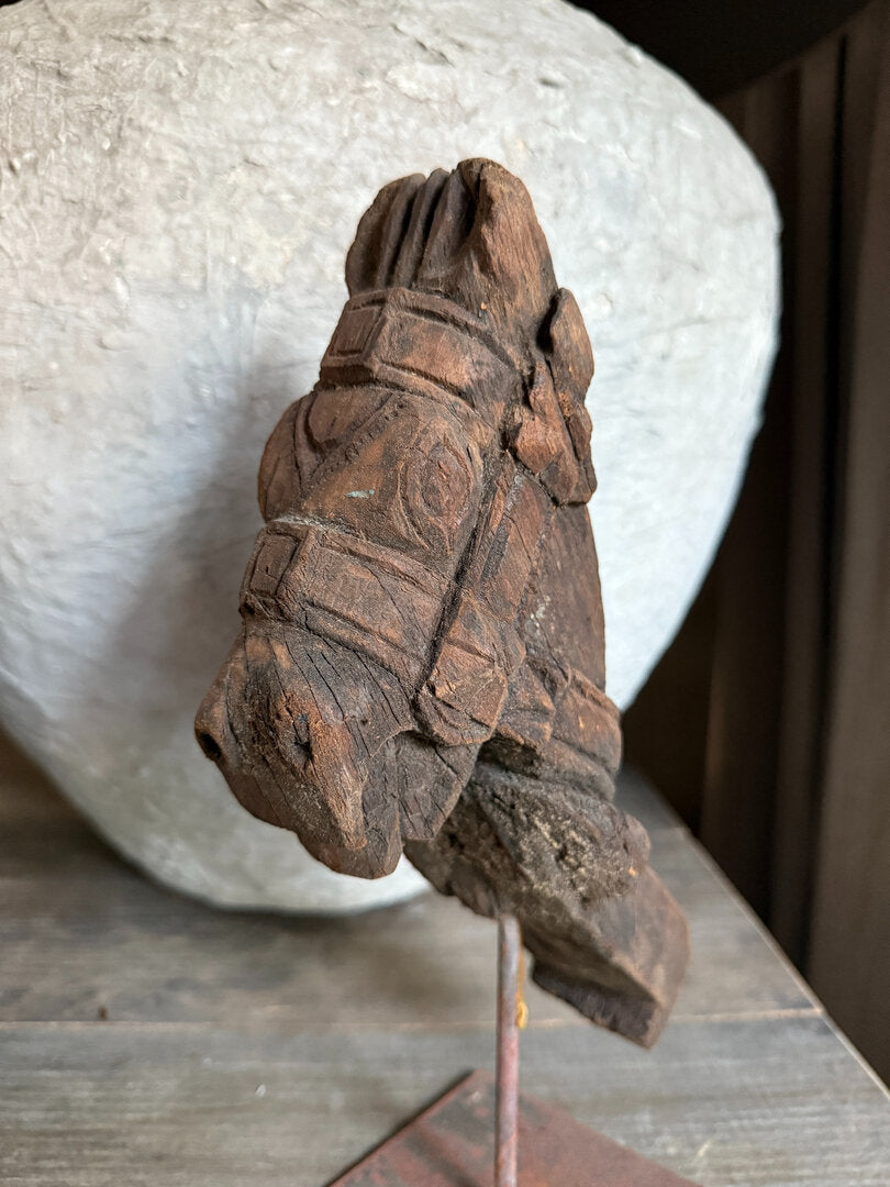 Ornament paard op standaard