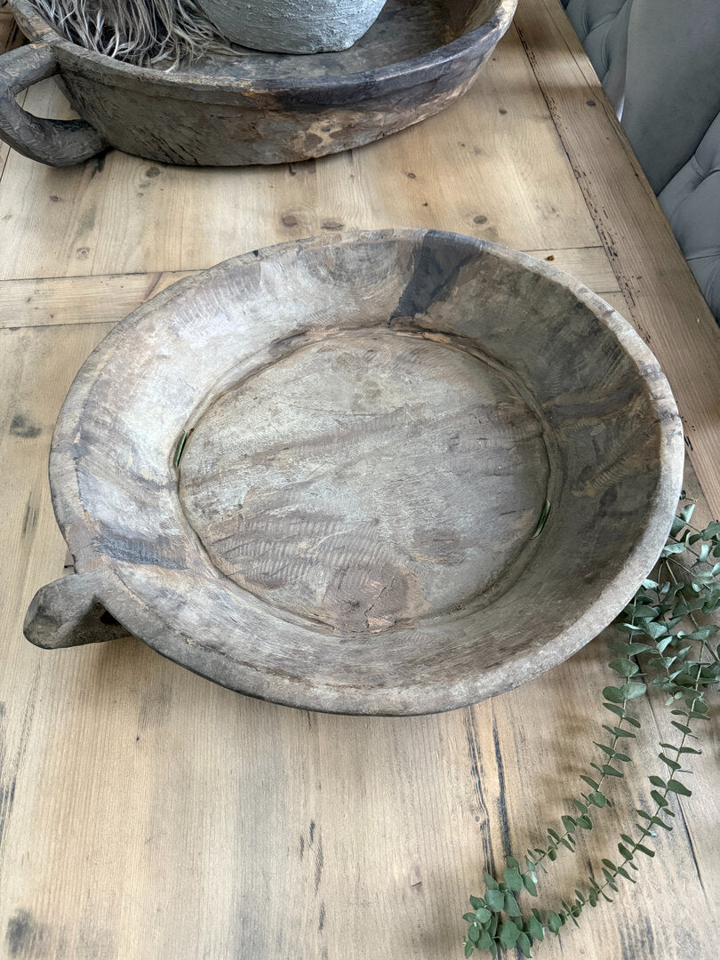 Oude schaal met handvat