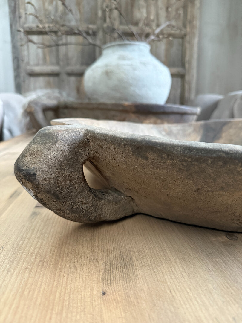 Oude schaal met handvat