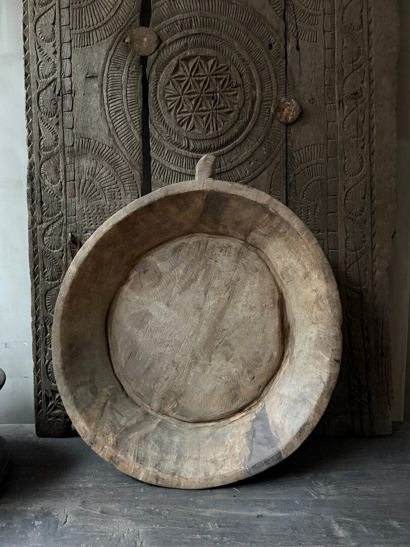 Oude schaal met handvat