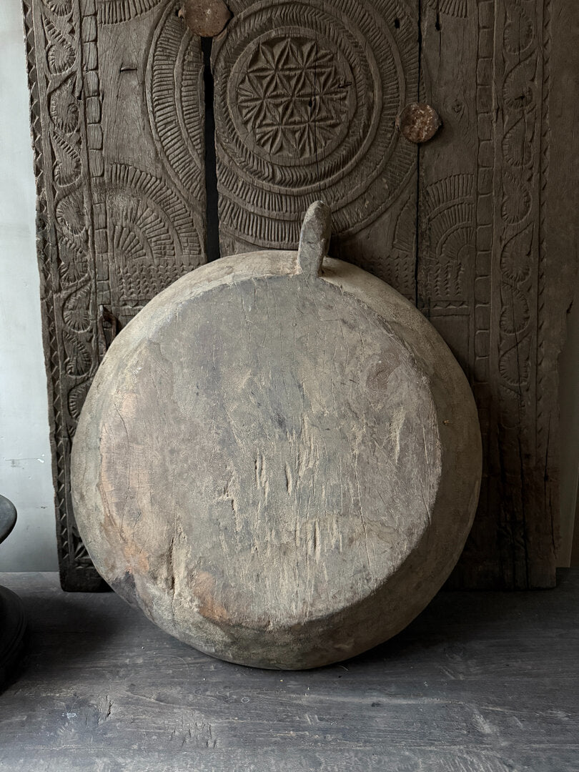 Oude schaal met handvat