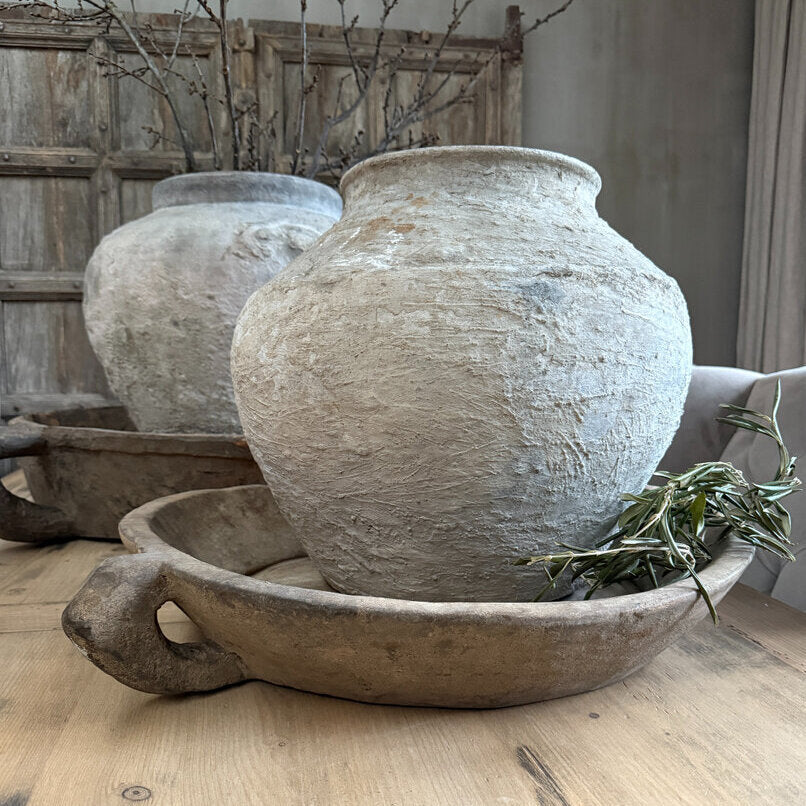 Oude schaal met handvat