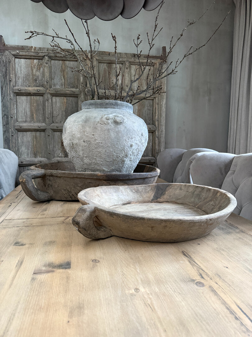 Oude schaal met handvat