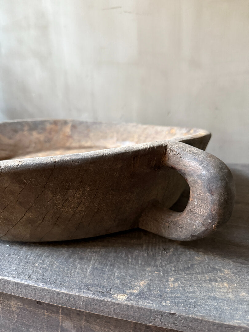 Grote schaal met handvat