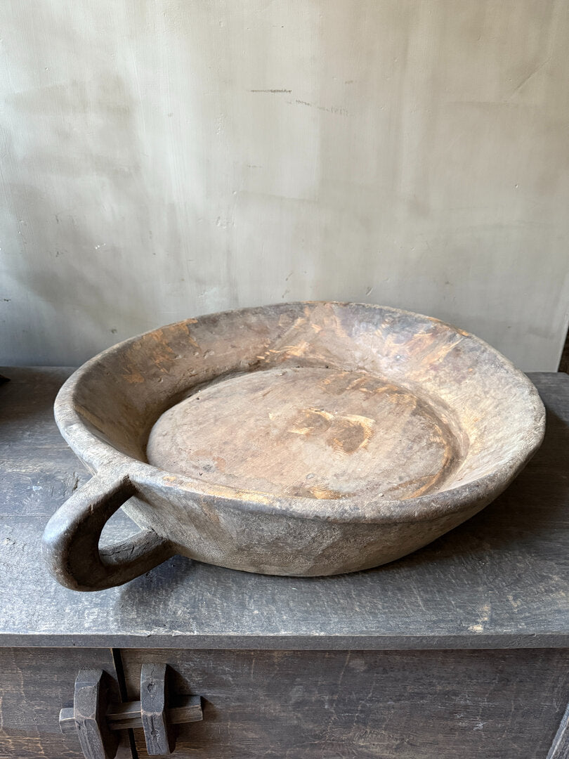 Grote schaal met handvat