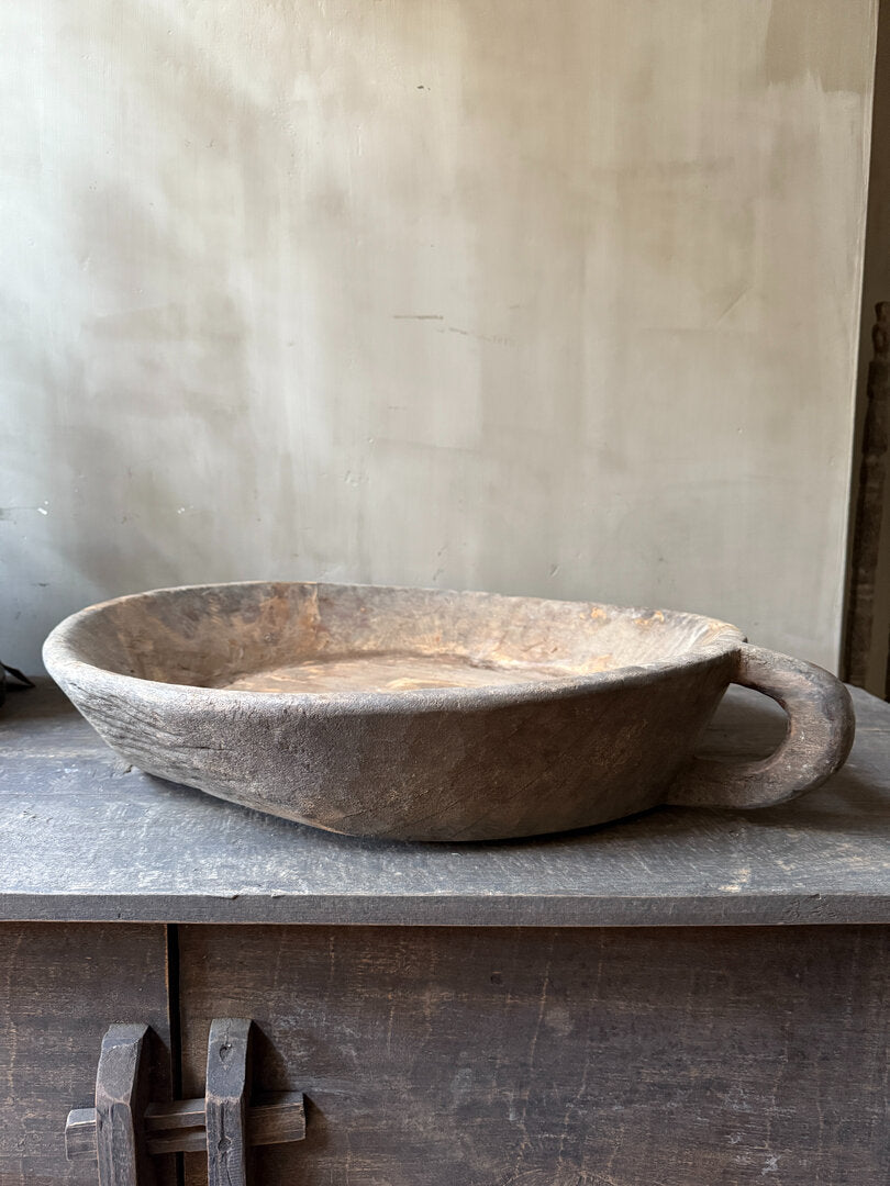 Grote schaal met handvat