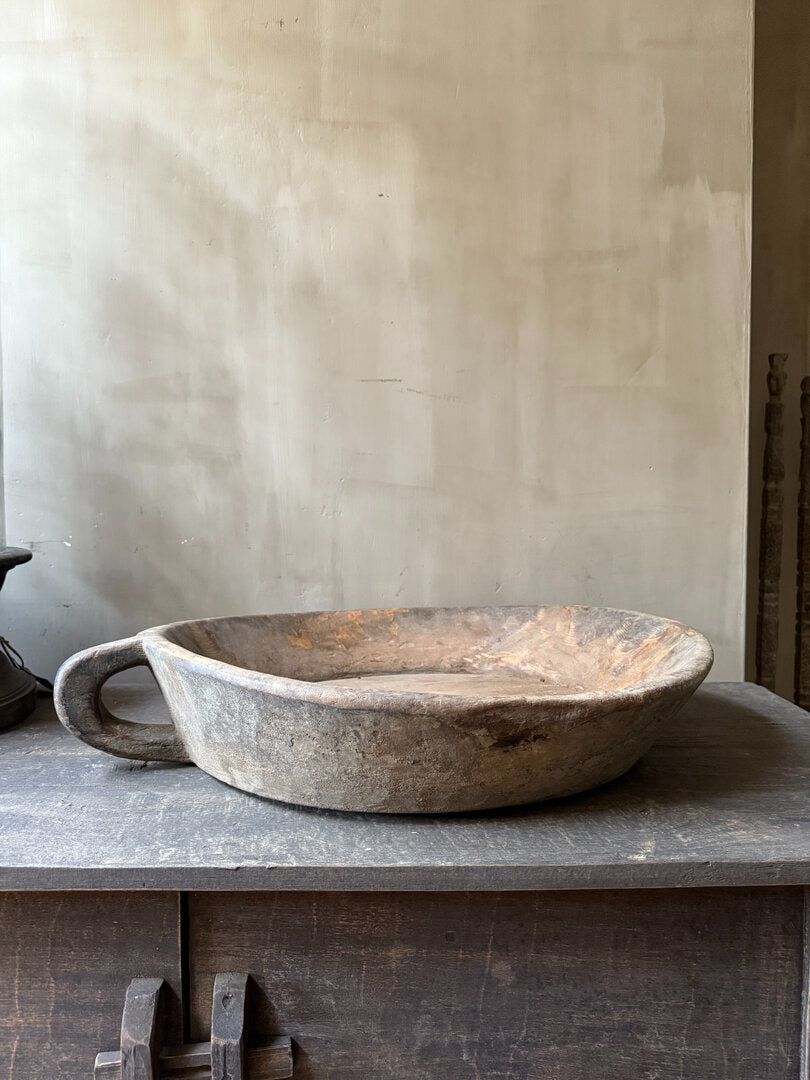 Grote schaal met handvat