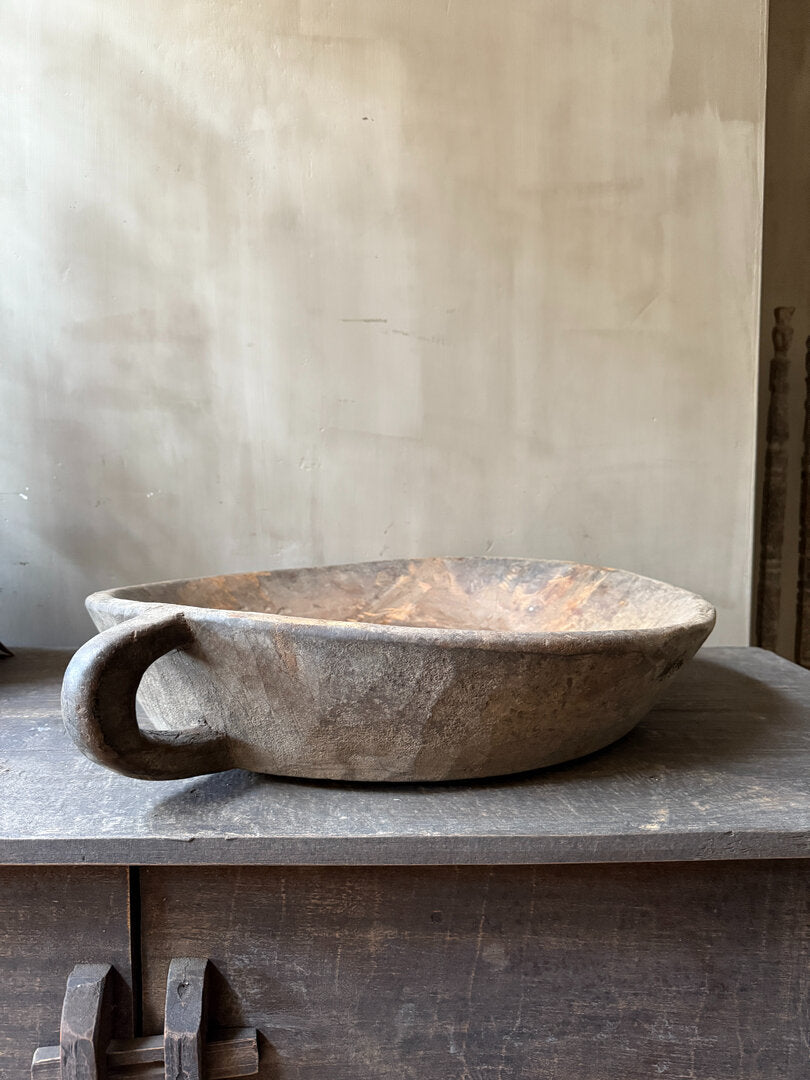 Grote schaal met handvat