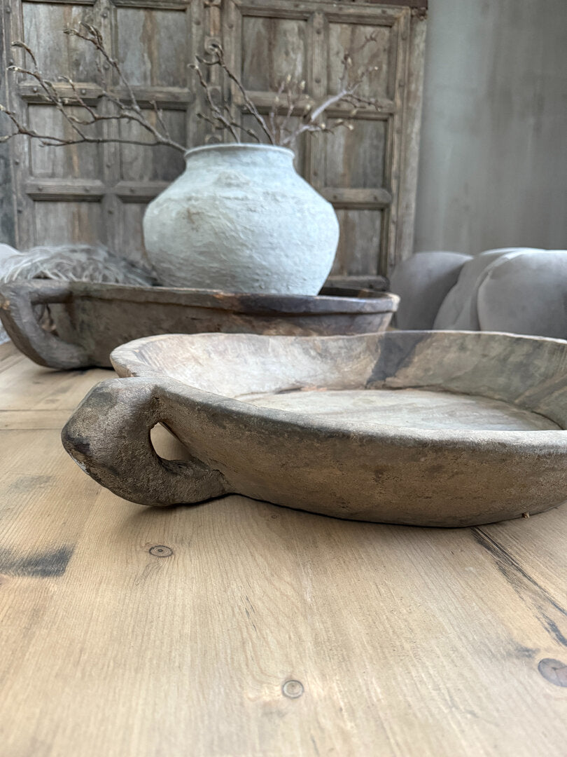 Oude schaal met handvat