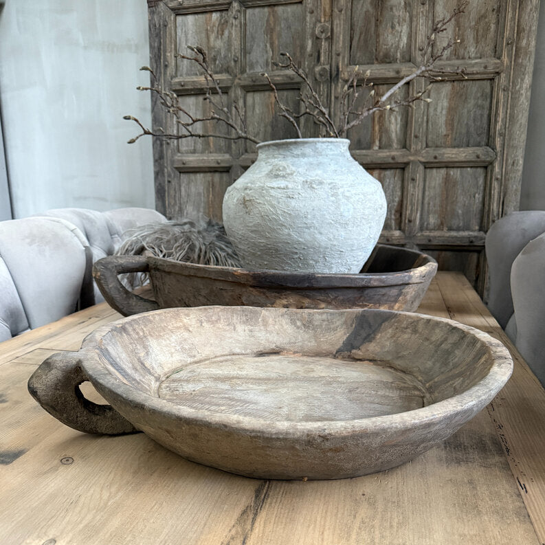 Oude schaal met handvat