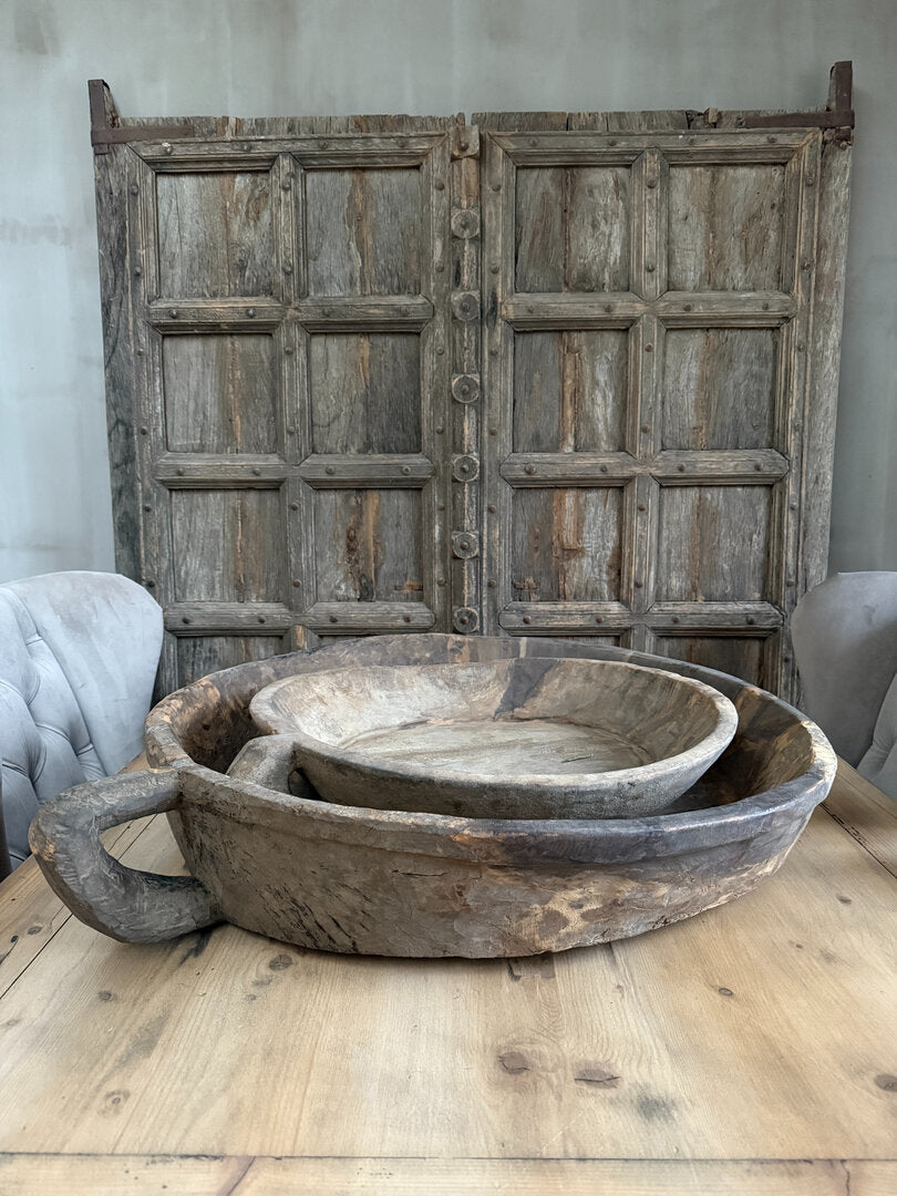 Oude schaal met handvat