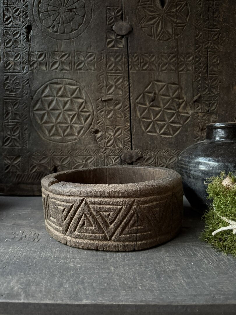 Oude schaal houtsnijwerk