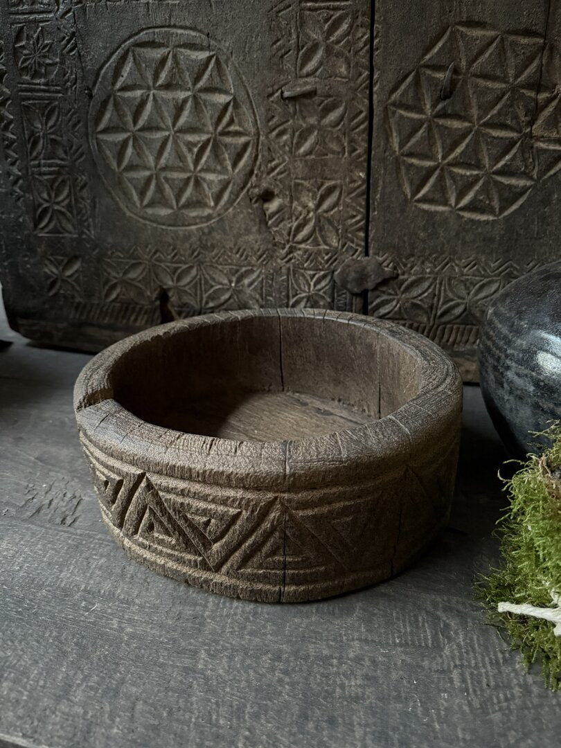 Oude schaal houtsnijwerk