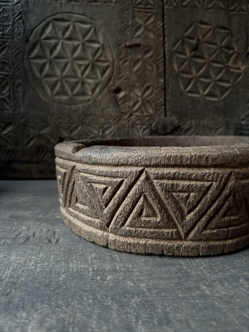 Oude schaal houtsnijwerk