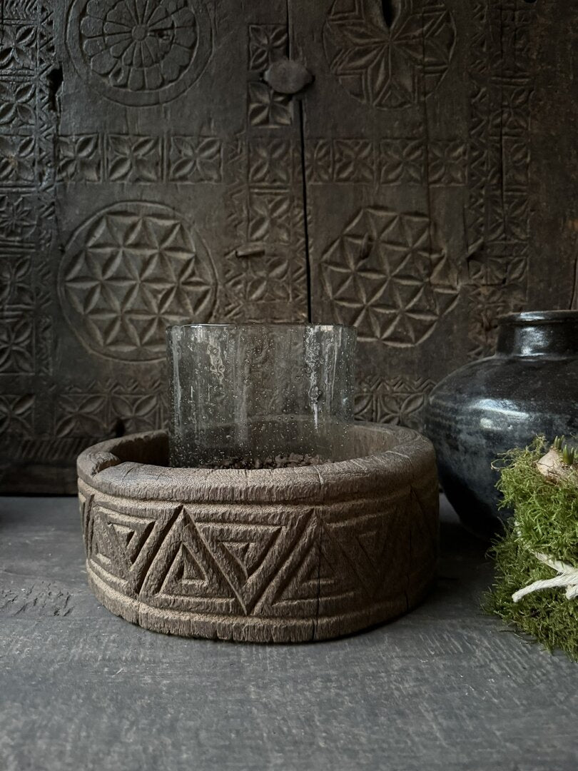 Oude schaal houtsnijwerk