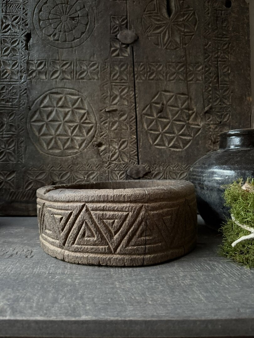 Oude schaal houtsnijwerk