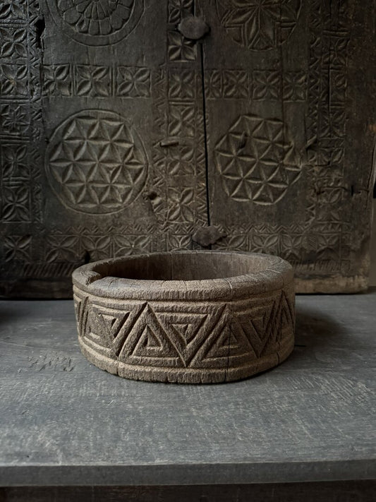 Oude schaal houtsnijwerk