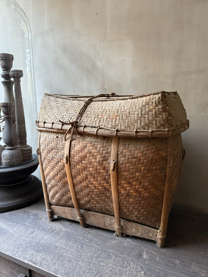 Oude unieke Chinese rieten vissers mand