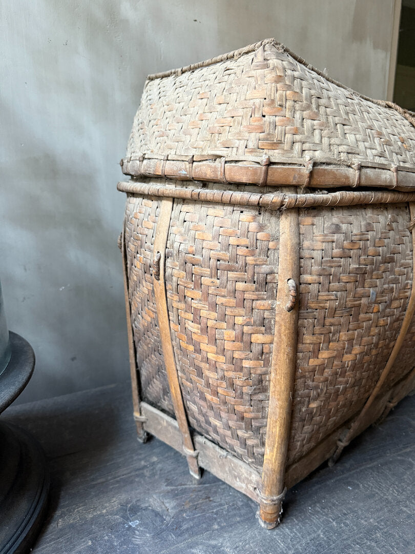 Oude unieke Chinese rieten vissers mand