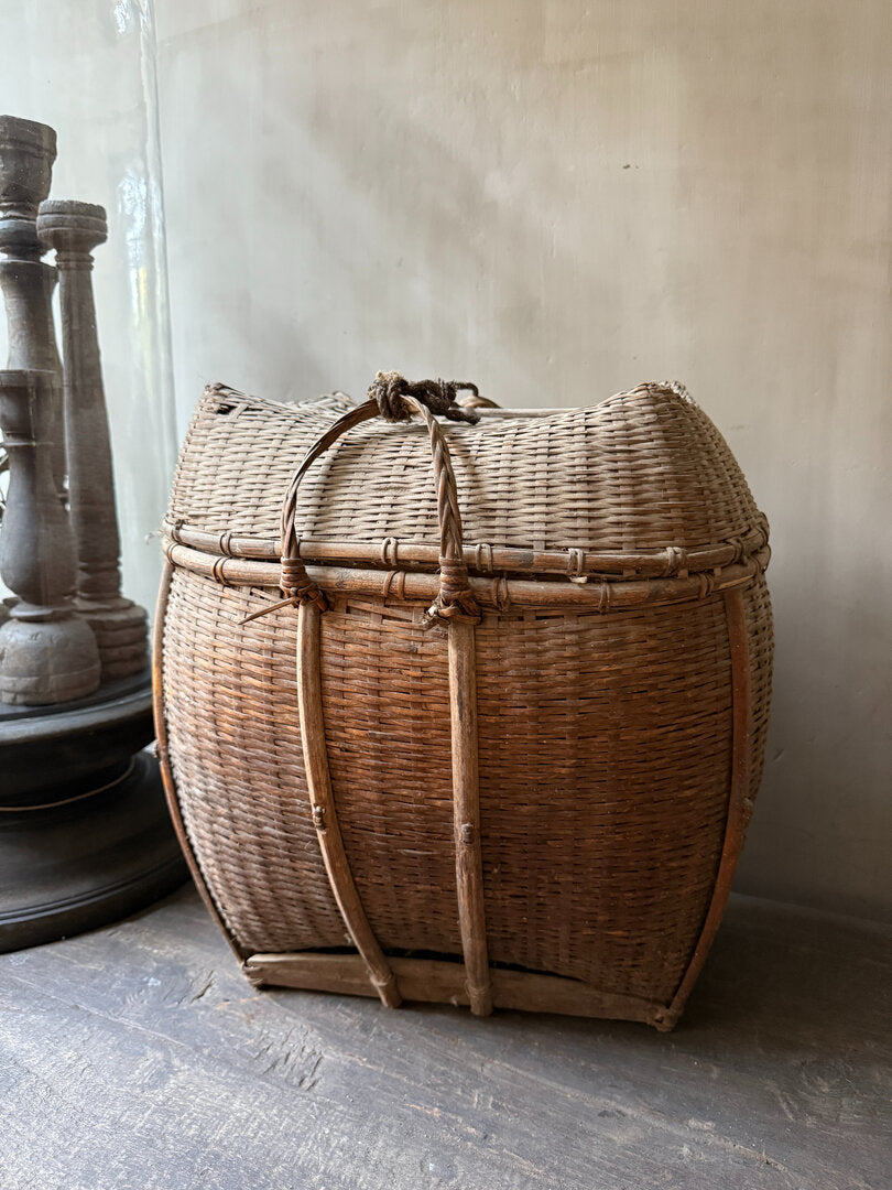 Oude unieke Chinese rieten vissers mand