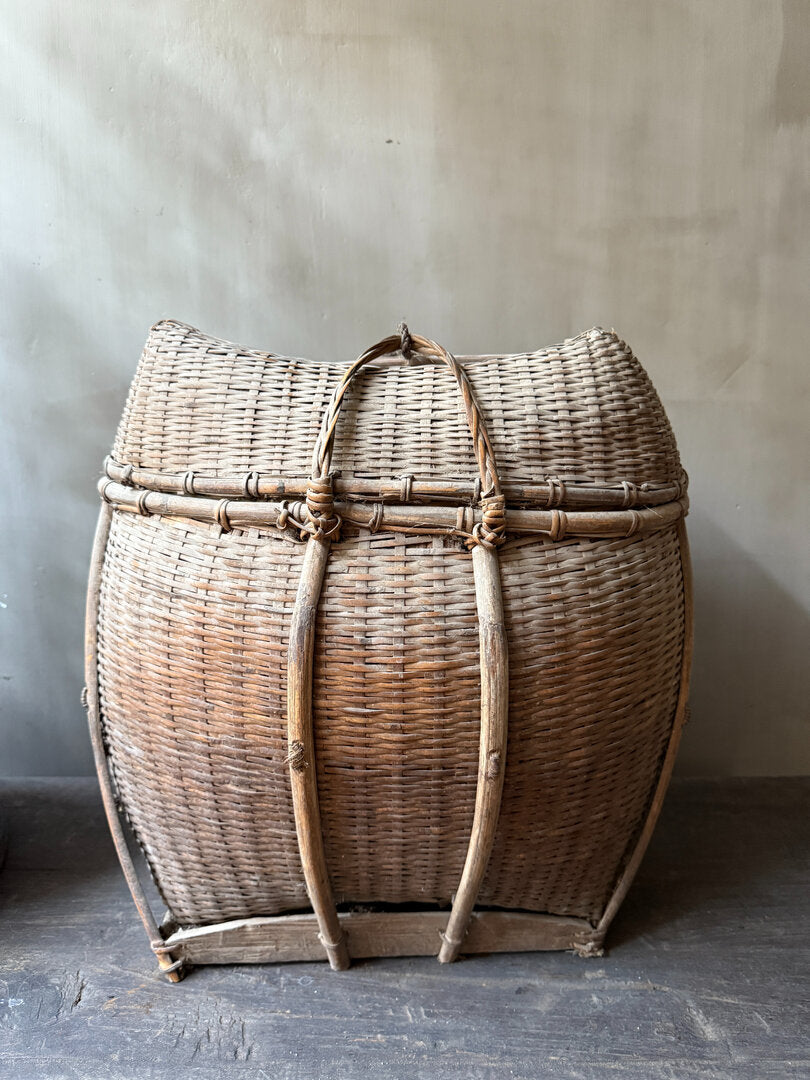 Oude unieke Chinese rieten vissers mand