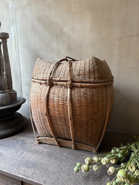 Oude unieke Chinese rieten vissers mand